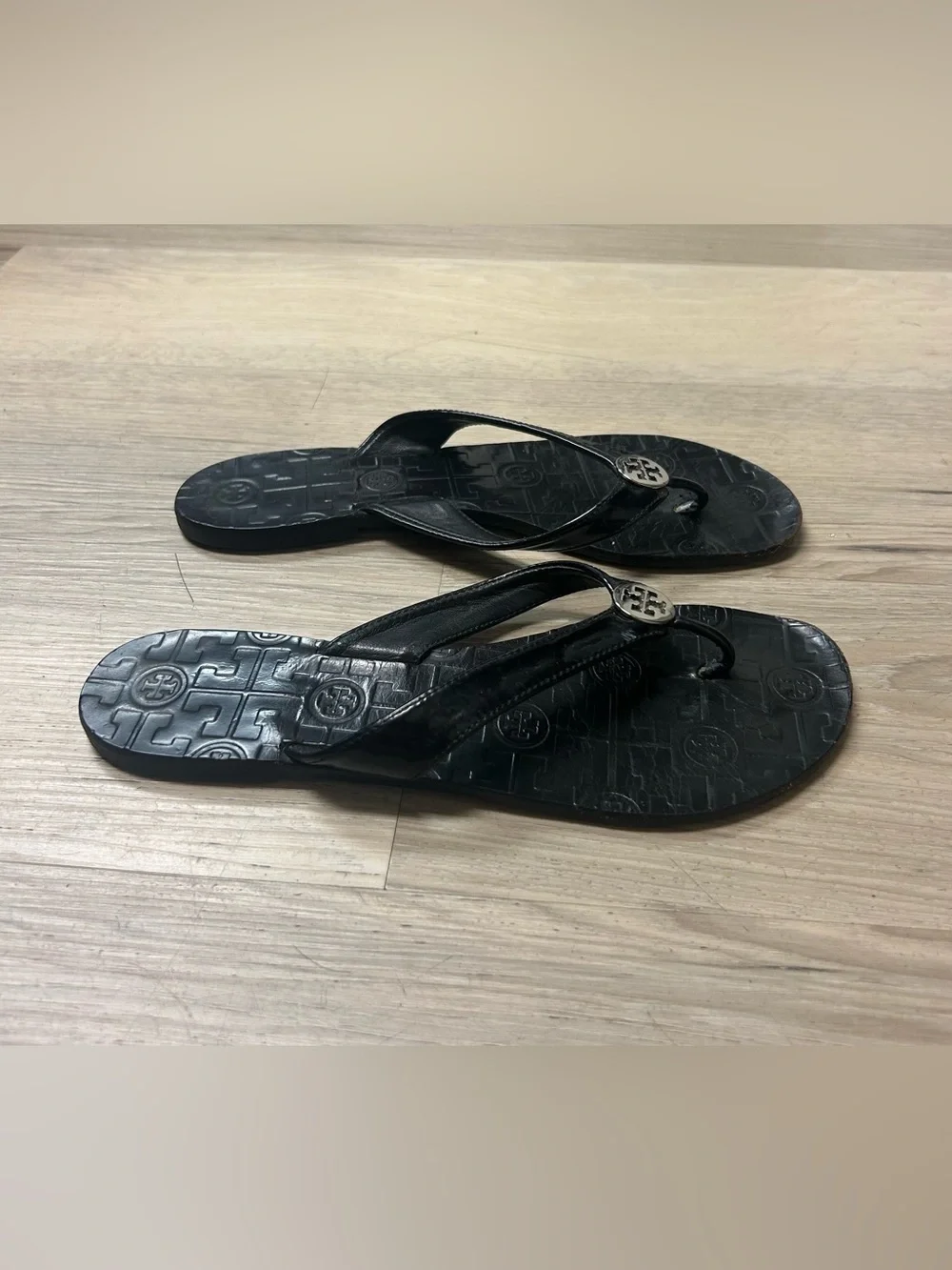 Tory Burch Thora Thong Sandals Black Strap Leather Size 9M Logo Flip Flops Beach